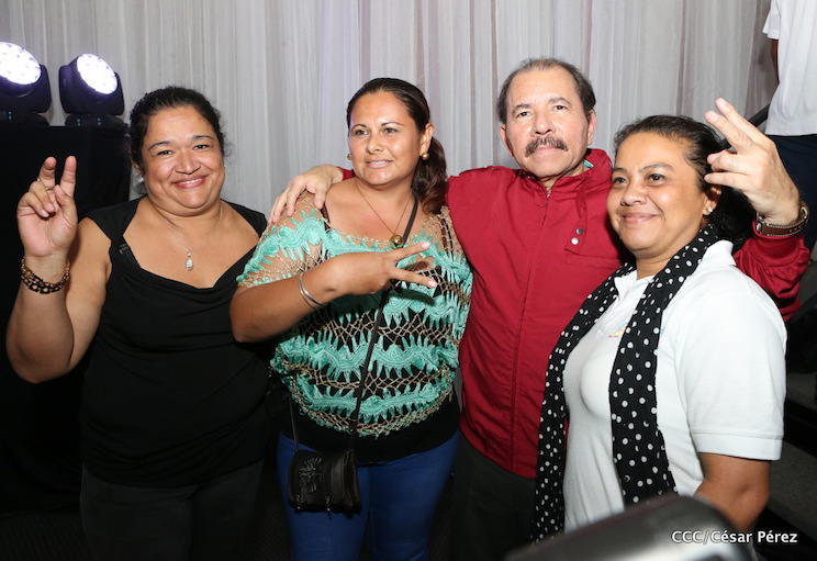 Presidente Daniel Ortega y Compa&ntilde;era Rosario Murillo con trabajadores y trabajadoras de Nicaragua